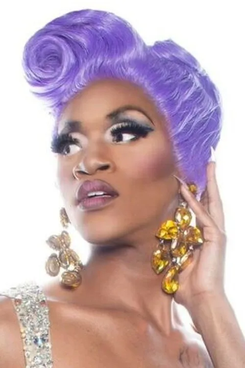 Foxie Adjuia en su biografía y filmografía