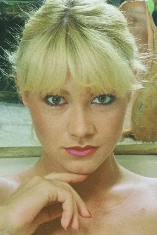 France Lomay interpretando a Dominique