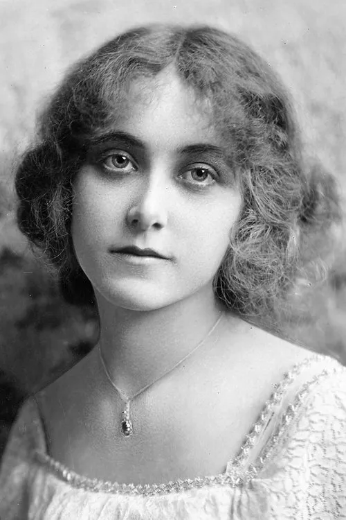 C. Norman Hammond ha trabajado con Francelia Billington en 2 ocasiones