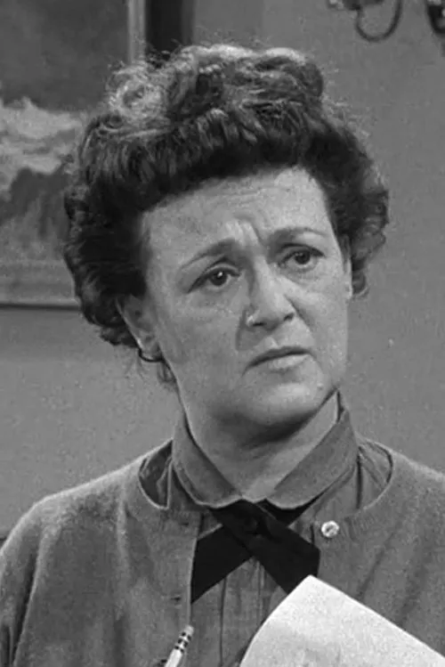 Frances Osborne interpretando a Myrna Devlin