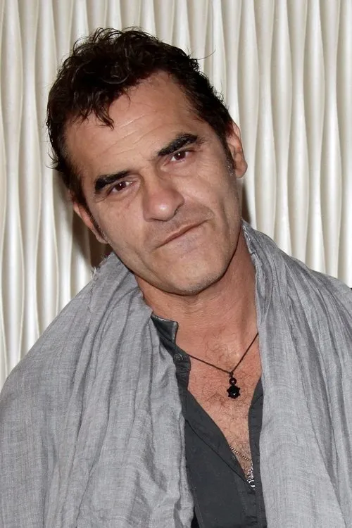 Francesco Baccini interpretando a Donato Bianco