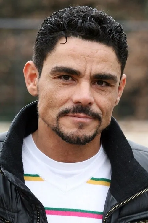 Francesco Benigno interpretando a Salvatore