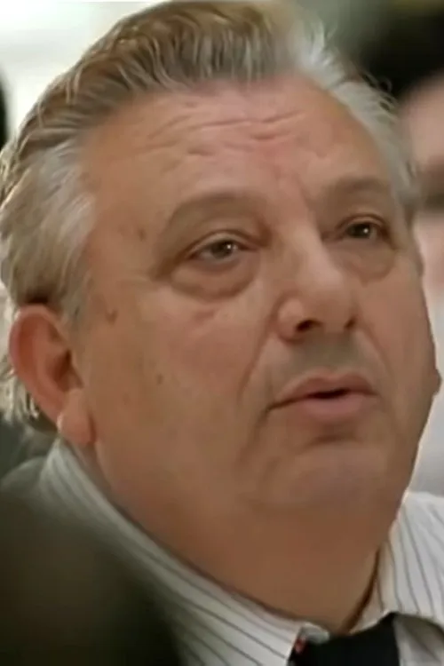 Francesco Romei interpretando a Lucius' cousin