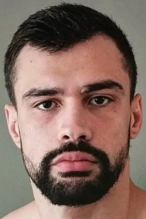 Françesko Xhaja interpretando a Self