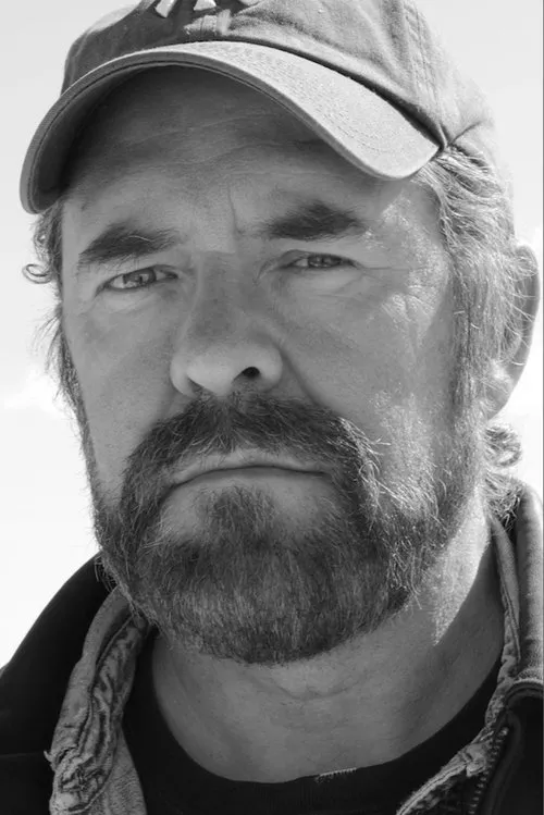 Francis Damberger interpretando a Mike