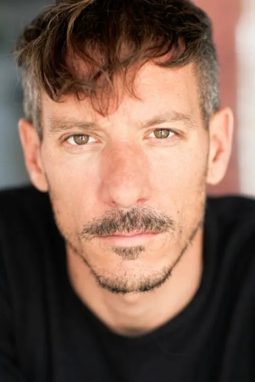 Francis La Haye interpretando a Benoît