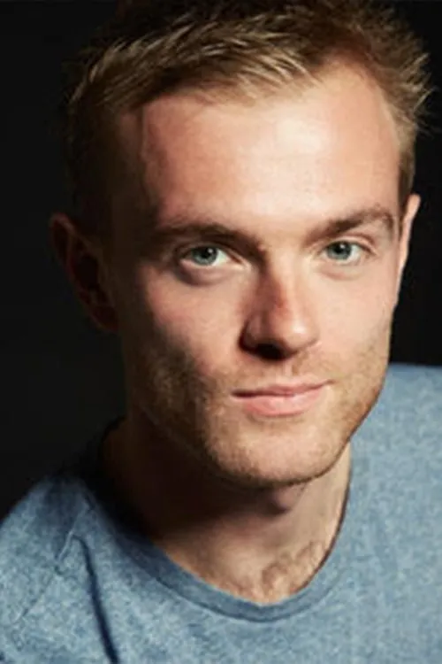 Francis Quigley interpretando a Mike