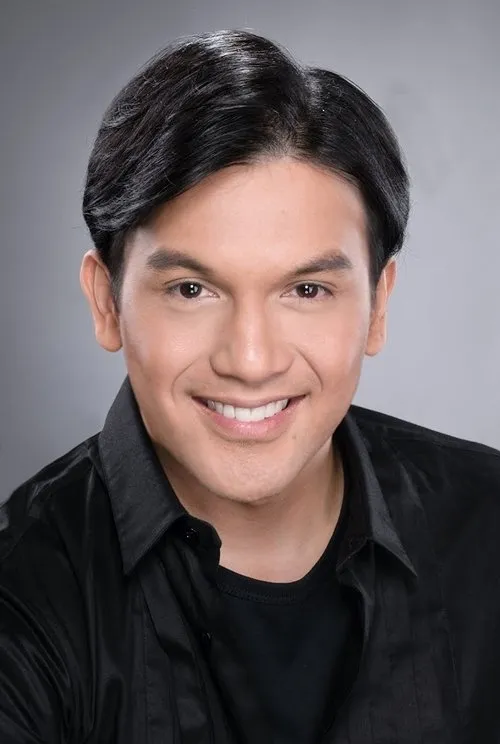 Franco Laurel — personaje: Robert Castillo