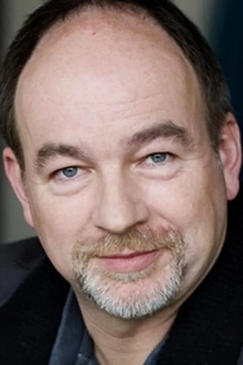 François Patissier interpretando a Cemetery keeper