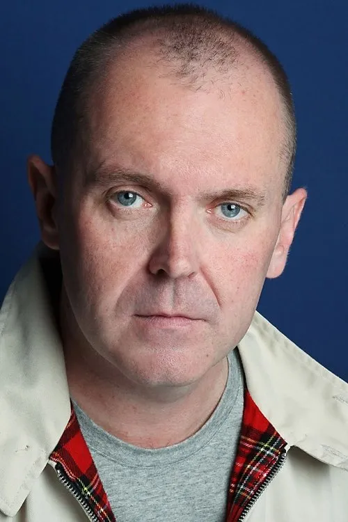 Frank Boyce interpretando a 