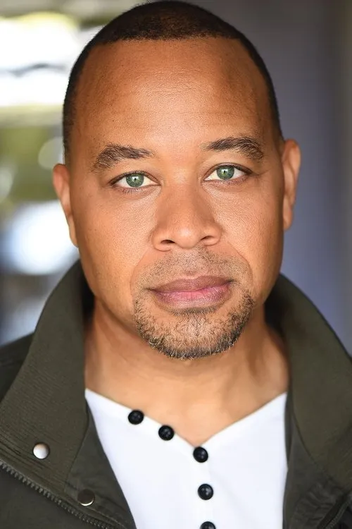 Frank Brantley interpretando a Chris