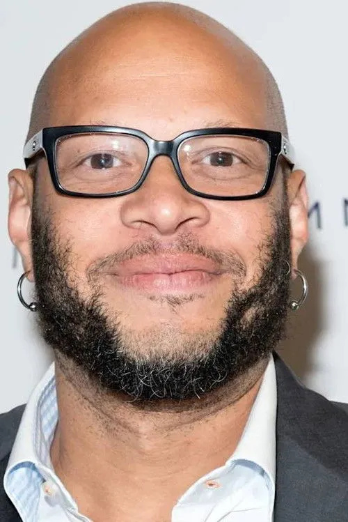 Frank Ferrer interpretando a drums, percussion, tambourine