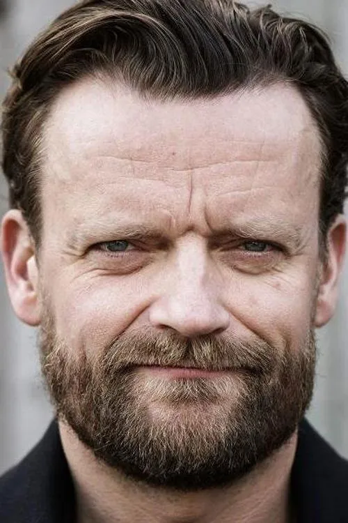 Frank Hvam interpretando a Frank