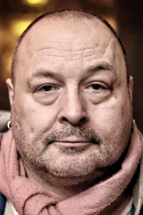 Frank Künster interpretando a Heavens Gangmember