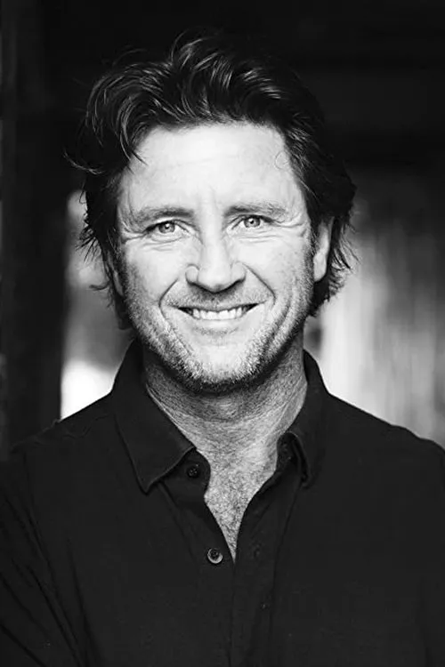 Frank Magree interpretando a Giggles