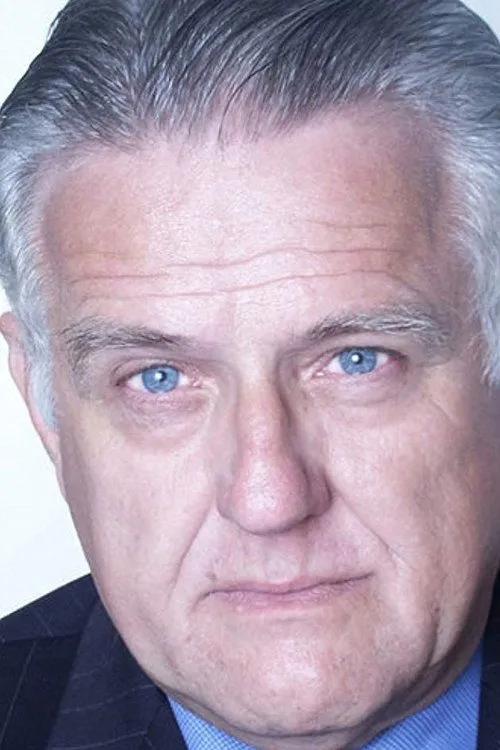 Frank Novak interpretando a Manfred