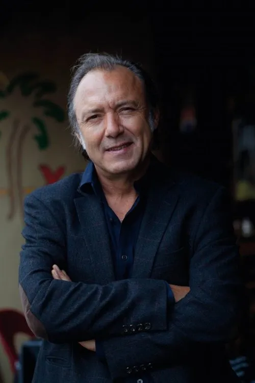 Frank Opperman interpretando a Dobbs