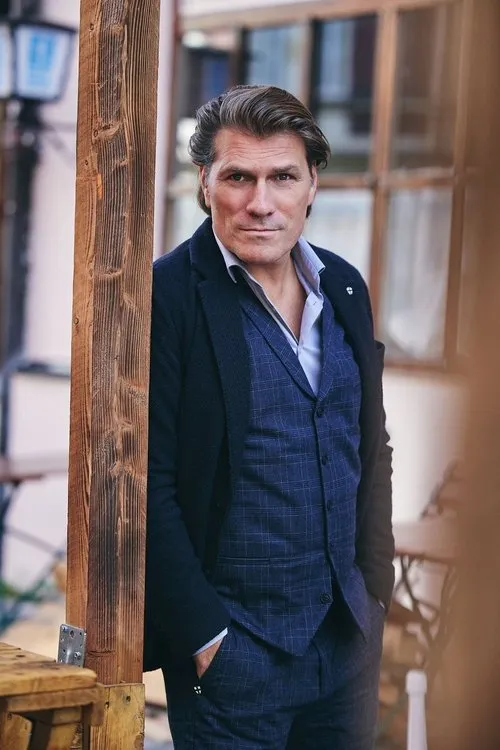 Frank Reidock interpretando a Herr Schwan