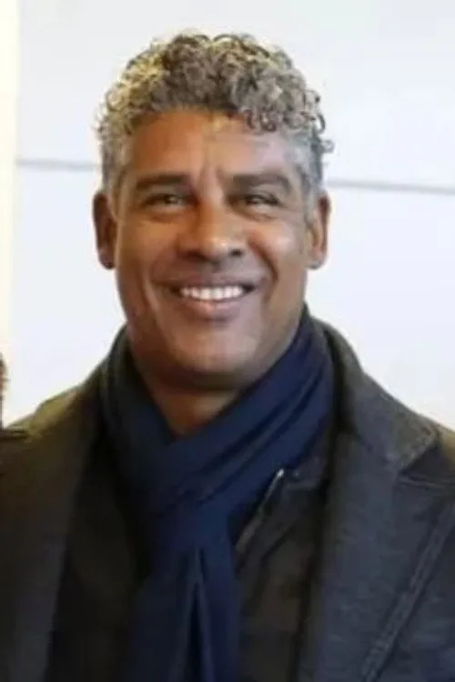 Frank Rijkaard interpretando a Self