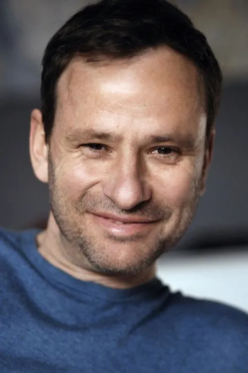 Frank Stieren interpretando a Paul Henning