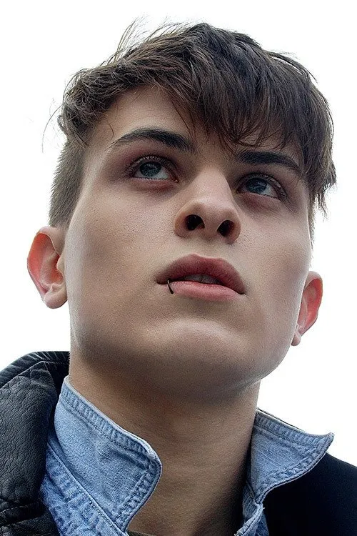 Frankie Valentine interpretando a 