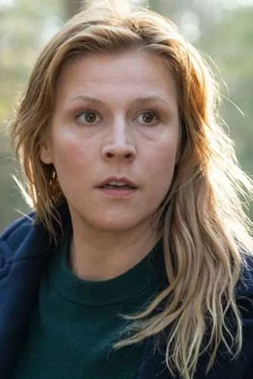 Franziska Weisz interpretando a Moni Redlich