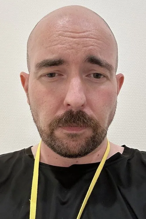 Fraser Agar interpretando a Self