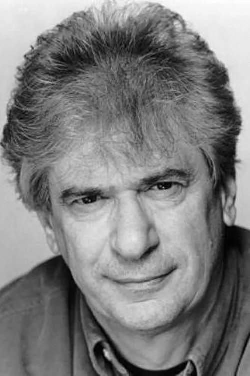 Fraser Cains interpretando a