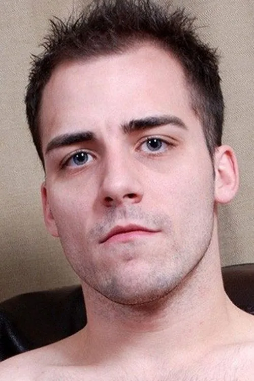 Fraser Jacs interpretando a (archive footage)