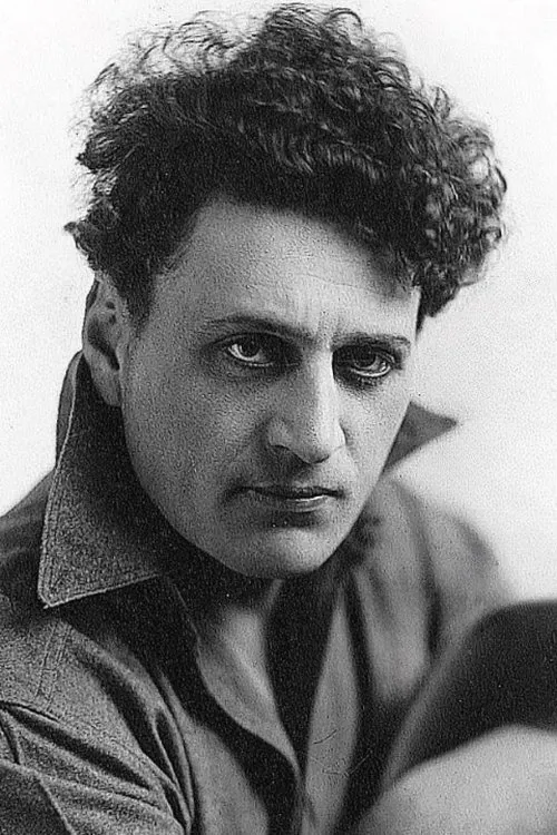 Fred Church interpretando a Clarence Velie