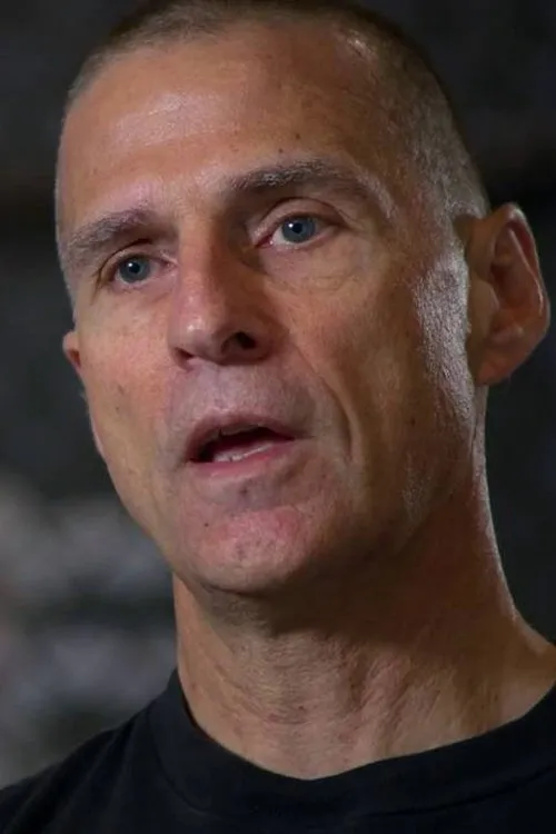 Fred Ettish interpretando a Self