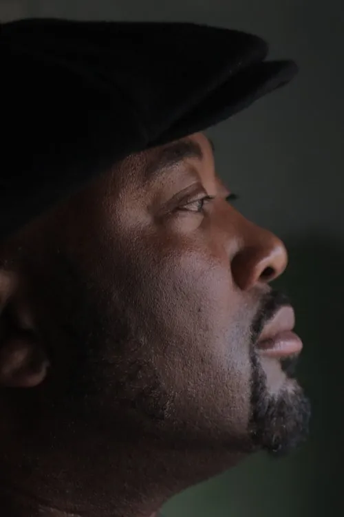 Fred Hampton Jr. interpretando a Self