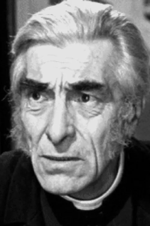 Fred Johnson interpretando a Det. Sgt. MacKenzie