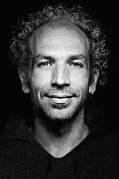 Fred Nicole interpretando a Self