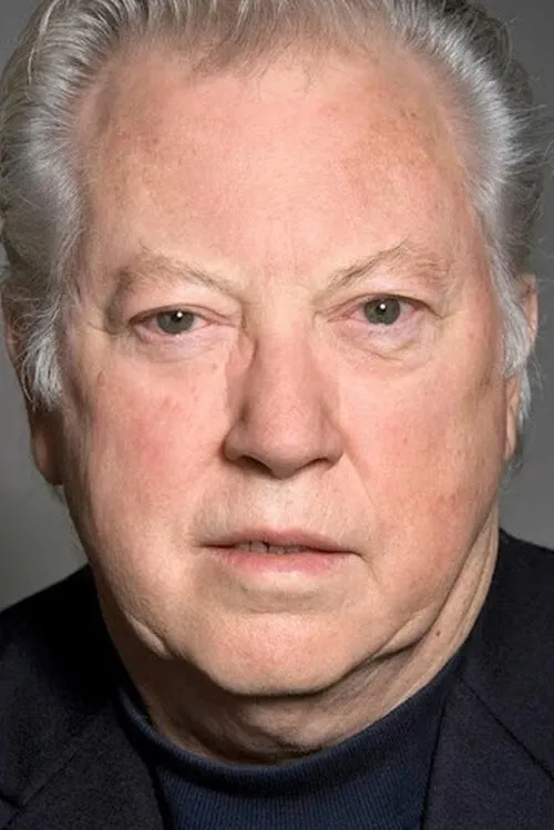 Fred Roos interpretando a Self