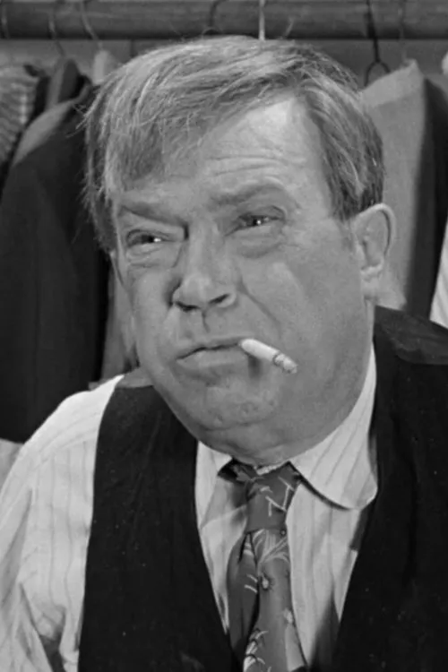 Fred Sherman interpretando a Mr. James