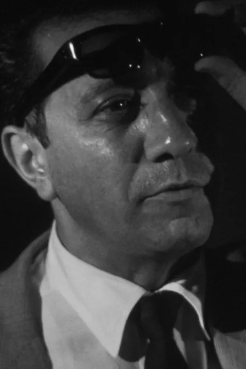 Fred Sica interpretando a Friend