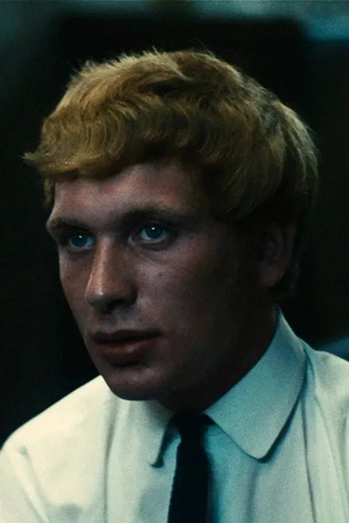 Freddie Fletcher interpretando a Albion Captain