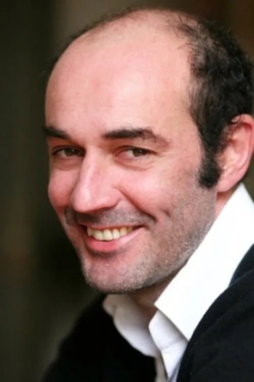 Frédéric Proust interpretando a Professeur Rochette