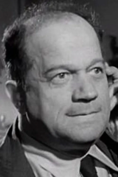 Frederick Schiller interpretando a Neumann