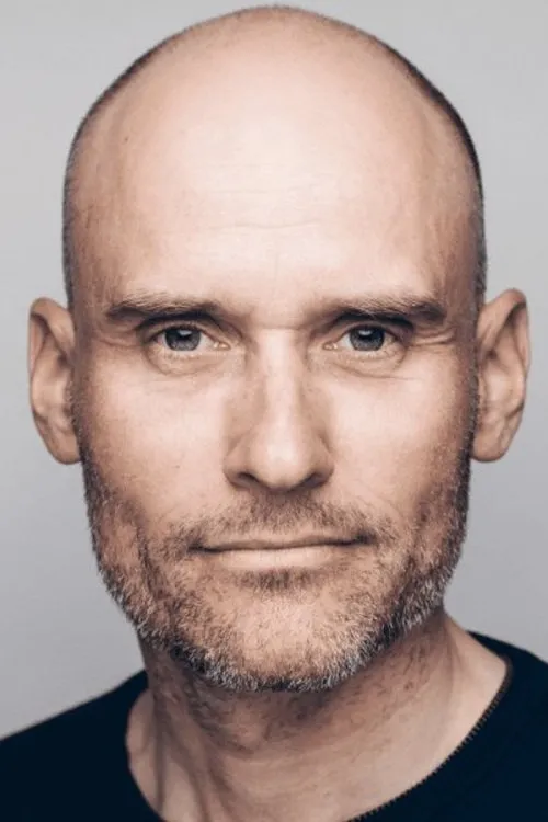 Frederik Meldal Nørgaard interpretando a Mathias