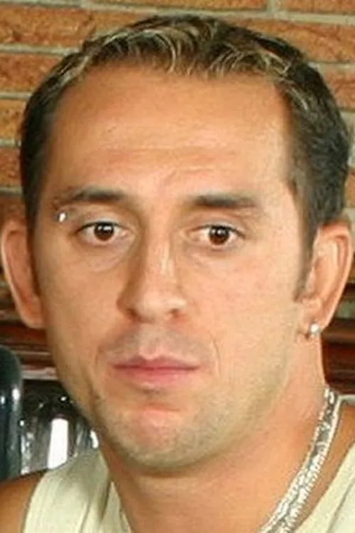 Frenky interpretando a 