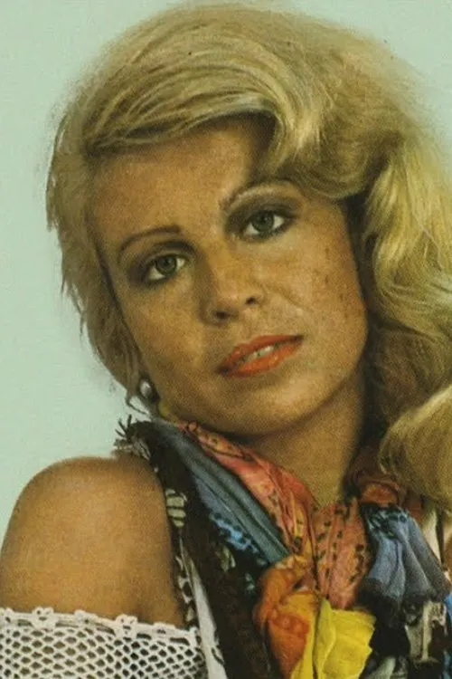 Füsun Önal interpretando a