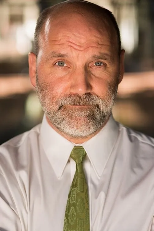 Gaalen Engen interpretando a Father Michael