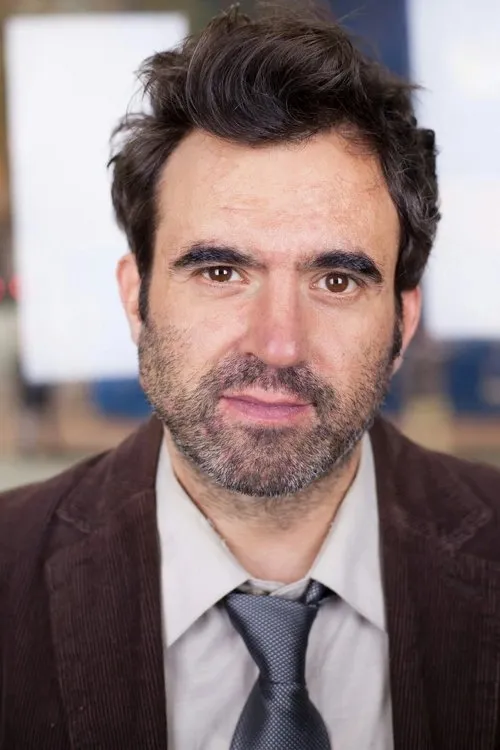 Gabe Khouth interpretando a Otis