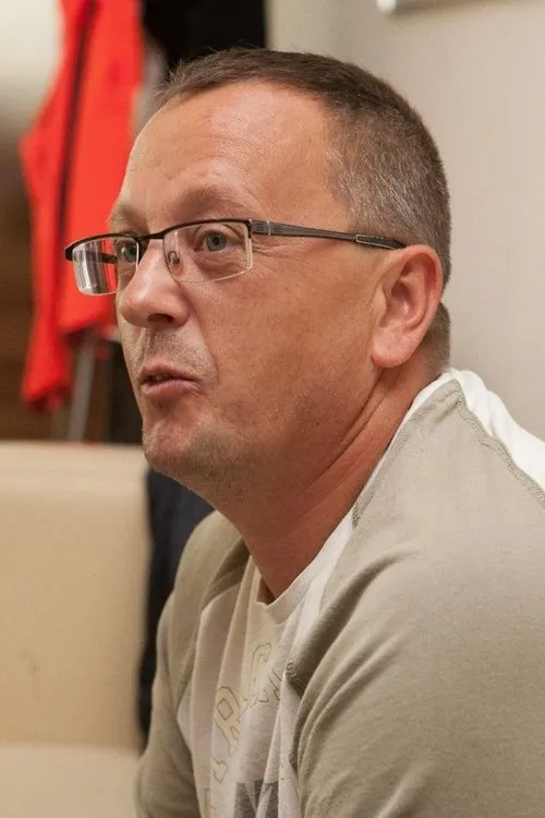 Gabi Pálok interpretando a Bence, Matuska unokája