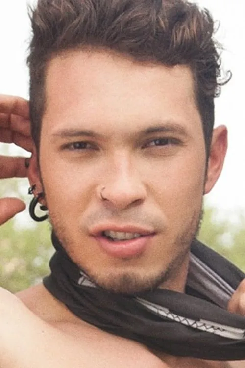 Gabriel Alanzo interpretando a 