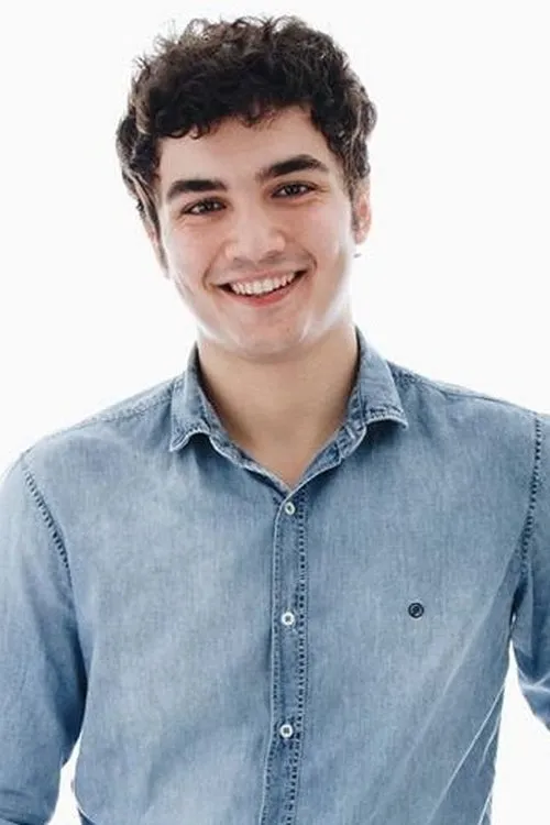 Gabriel Contente interpretando a Greg