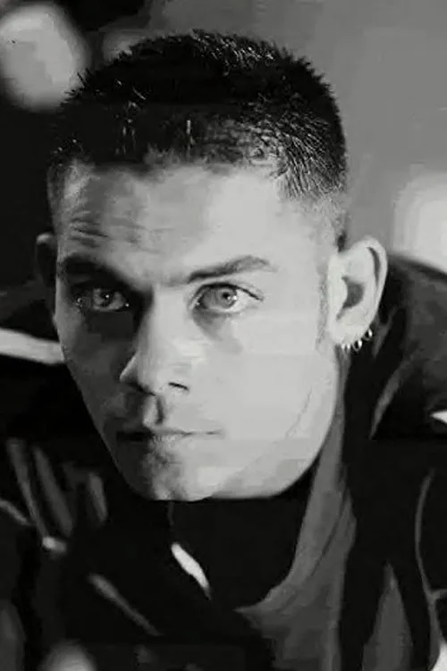 Gabriel Damon interpretando a 