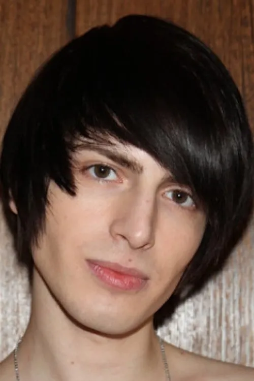 Gabriel Meneghin interpretando a Rich Boy #2